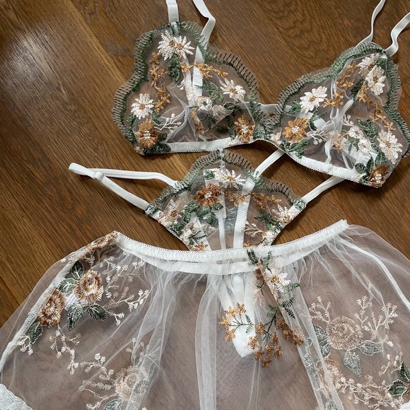 Adorable Fairy Nymph Floral Embroidered Lingerie - Picture 5 of 8